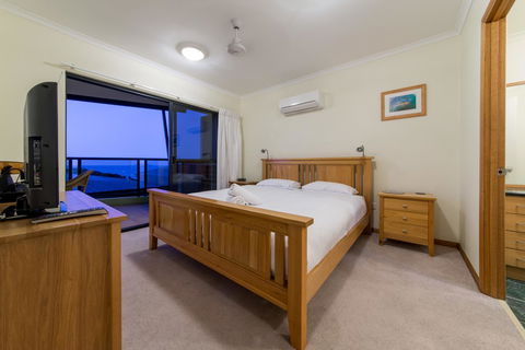 Paradise Penthouse At Waves - Airlie Beach - Accommodation Daintree 13