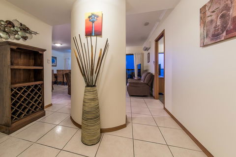 Paradise Penthouse At Waves - Airlie Beach - Accommodation Daintree 19