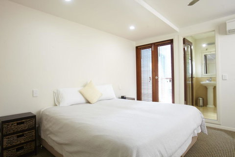 Beached On Magnetic - Accommodation Daintree 10