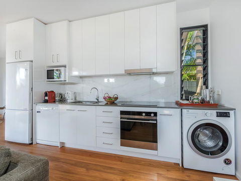 Sam's Buderim Mountain Guest House - Accommodation Daintree 4