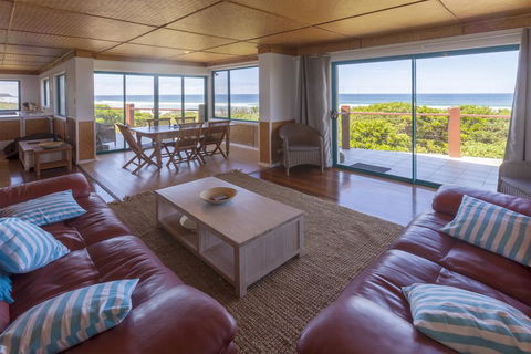 White Waves On The Beach - Accommodation Daintree 3
