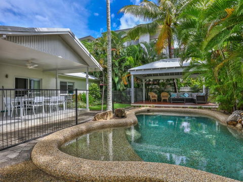 Whitehouse - Palm Cove - Accommodation Daintree 2