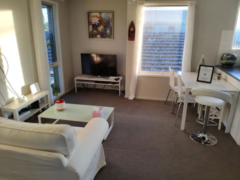 Whole Storey 2 Bedrooms+Kitchen+Living Room In Glen Waverley - Accommodation Daintree 0