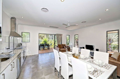 Woodgate Beach Houses - Accommodation Daintree 2