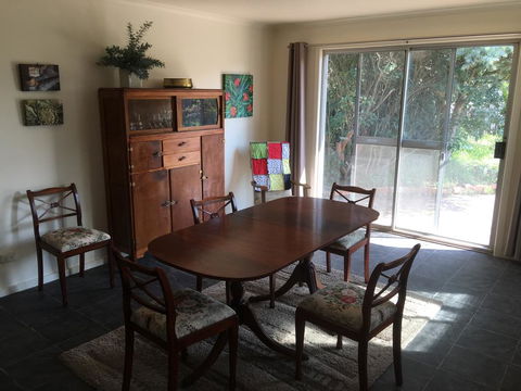 Yarram Cottage: Art And Accommodation - Accommodation Daintree 3