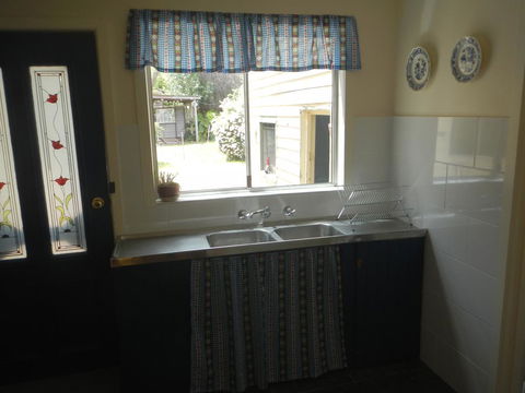 Yarram Cottage: Art And Accommodation - Accommodation Daintree 2