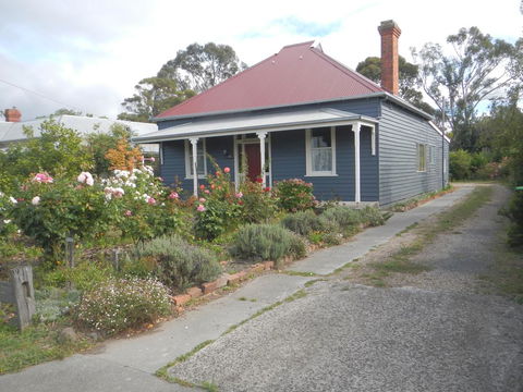 Yarram Cottage: Art And Accommodation - Accommodation Daintree 1