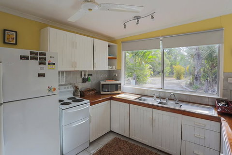 Yellow Cottage - Bush And Beach - Accommodation Daintree 3