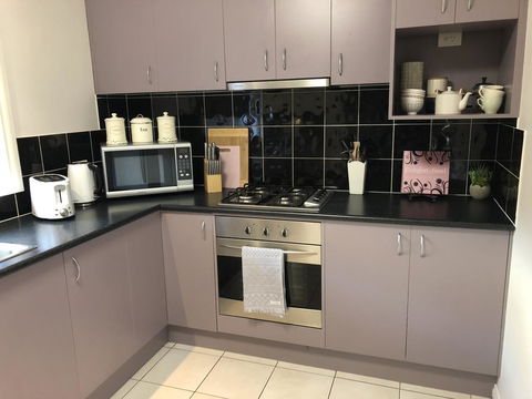 Haven Family& Dog Freindly , Close To Hospital, Airport, Bunnings - Accommodation Daintree 2
