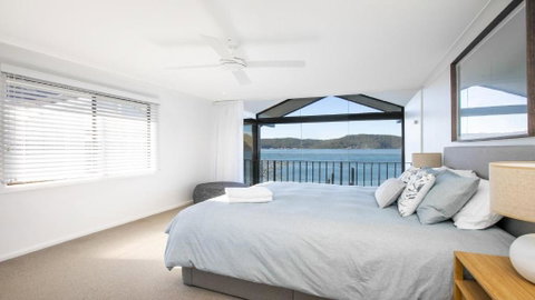 Absolute Waterfront At Wagstaffe - Accommodation Daintree 4