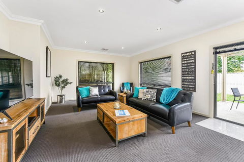 Accommodation On Lansell 1 Being Unit 1 Of 6 Lansell Street - Accommodation Daintree 2