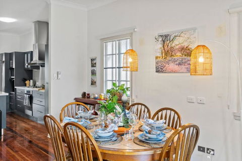 Artistic Queenslander With Park Views - Near City! - Accommodation Daintree 0