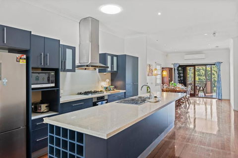 Artistic Queenslander With Park Views - Near City! - Accommodation Daintree 2