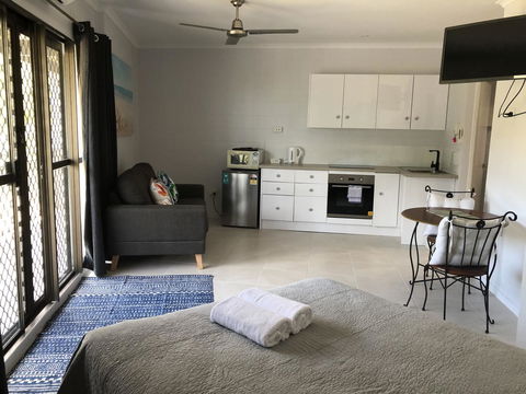 Whitsunday Waterfront Apartments - Accommodation Daintree 6