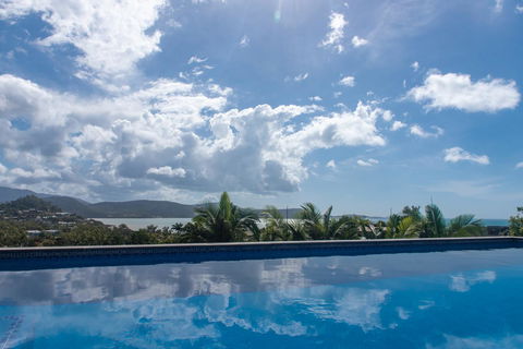 Viewpoint Holiday Home - Cannonvale - Accommodation Daintree 1
