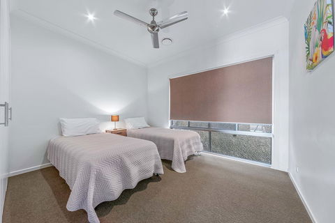 Viewpoint Holiday Home - Cannonvale - Accommodation Daintree 10