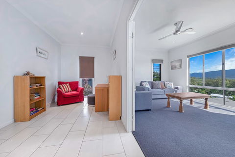 Viewpoint Holiday Home - Cannonvale - Accommodation Daintree 7