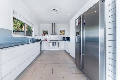 Viewpoint Holiday Home - Cannonvale - Accommodation Daintree 6