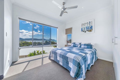 Viewpoint Holiday Home - Cannonvale - Accommodation Daintree 9