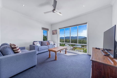 Viewpoint Holiday Home - Cannonvale - Accommodation Daintree 8