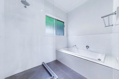 Viewpoint Holiday Home - Cannonvale - Accommodation Daintree 14