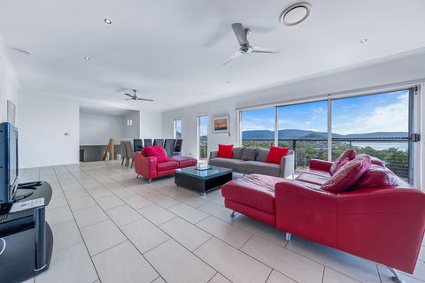 Viewpoint Holiday Home - Cannonvale - Accommodation Daintree 4