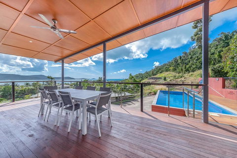 Viewpoint Holiday Home - Cannonvale - Accommodation Daintree 3