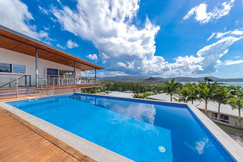 Viewpoint Holiday Home - Cannonvale - Accommodation Daintree 2