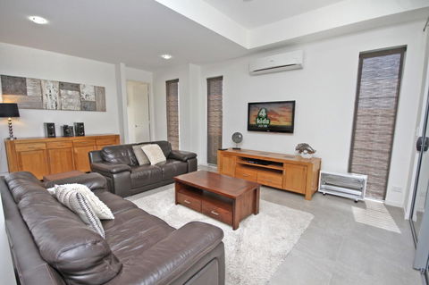 48 Boardrider Crescent, Mt Coolum - Pet Friendly, WiFi, Linen Incl. 500 BOND - Accommodation Daintree 4