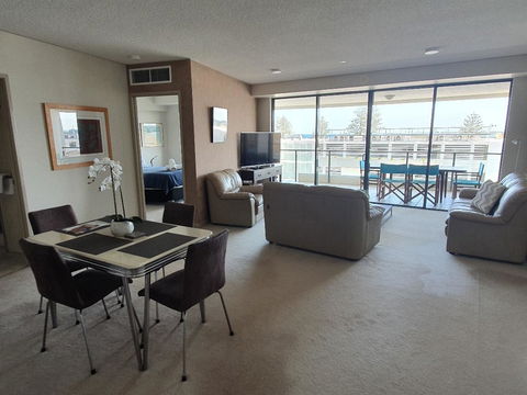 The Waterford Prestige Apartments - Accommodation Daintree 4