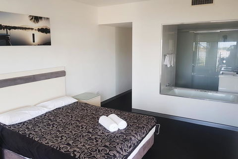 Hinchinbrook Holiday Apartments - Accommodation Daintree 11