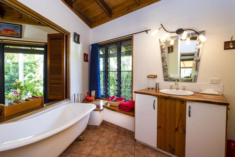 Magnetic Cottage - Accommodation Daintree 4