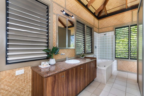Absolute Beachfront - Accommodation Daintree 2