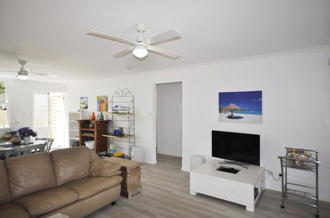 Retro Beach Flat - Accommodation Daintree 4