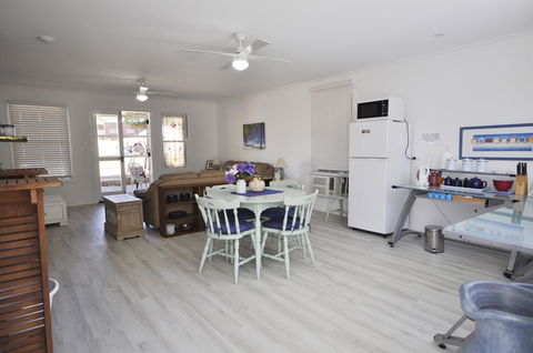 Retro Beach Flat - Accommodation Daintree 10