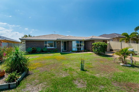 Lowset Home On The Canal - Dolphin Dr, Bongaree - Accommodation Daintree 6