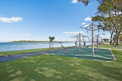 Lowset Home On The Canal - Dolphin Dr, Bongaree - Accommodation Daintree 16