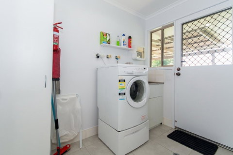 Lowset Home On The Canal - Dolphin Dr, Bongaree - Accommodation Daintree 7
