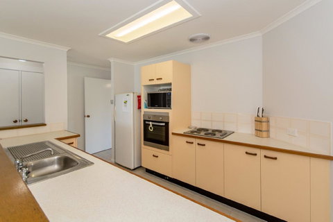 Lowset Home On The Canal - Dolphin Dr, Bongaree - Accommodation Daintree 5