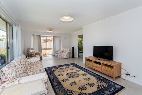 Lowset Home On The Canal - Dolphin Dr, Bongaree - Accommodation Daintree 12
