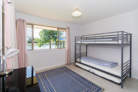 Lowset Home On The Canal - Dolphin Dr, Bongaree - Accommodation Daintree 13