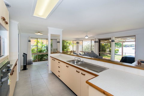 Lowset Home On The Canal - Dolphin Dr, Bongaree - Accommodation Daintree 8