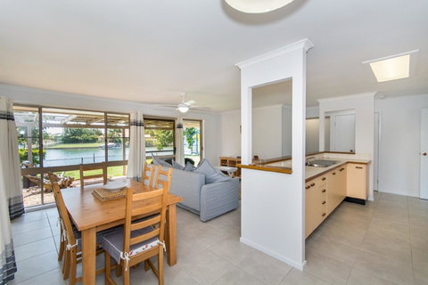 Lowset Home On The Canal - Dolphin Dr, Bongaree - Accommodation Daintree 4