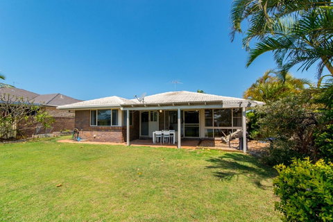 Lowset Home On The Canal - Dolphin Dr, Bongaree - Accommodation Daintree 3