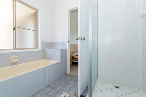 Lowset Home On The Canal - Dolphin Dr, Bongaree - Accommodation Daintree 11