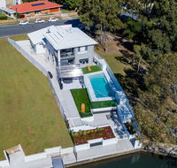 Stunning Canal Home Oh So Close To The Waterfront - Accommodation Daintree