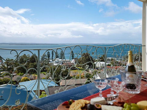 'Baylife Villa' 4a Warruga St - Large Home With WIFI, Netflix, Aircon, Linen & Spectacular Views - Accommodation Daintree 0