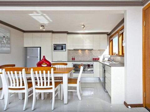 'Beach Break 2', 2/10 Lionel St - Downstairs Unit With Aircon - Accommodation Daintree 2