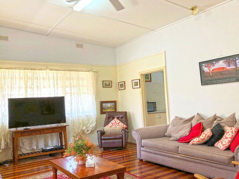 'Daves Place', 27 Rigney St - Holiday House With WIFI, Aircon & Boat Parking - Accommodation Daintree 1