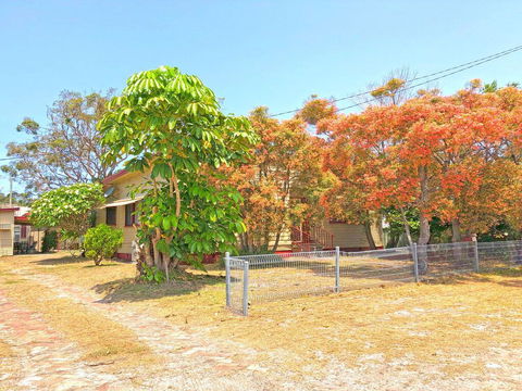 'Daves Place', 27 Rigney St - Holiday House With WIFI, Aircon & Boat Parking - Accommodation Daintree 0